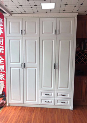 白色烤漆吸塑造型门衣柜
